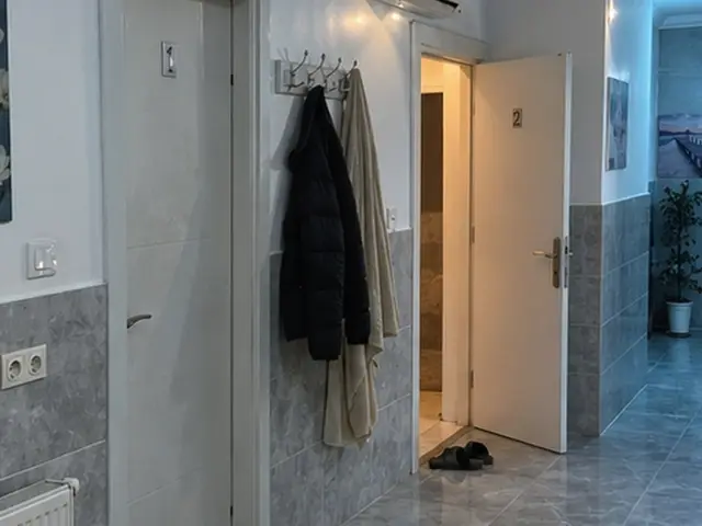 Oda girişinde askı ve temiz terlik — Subaşı, Masaj Salonun