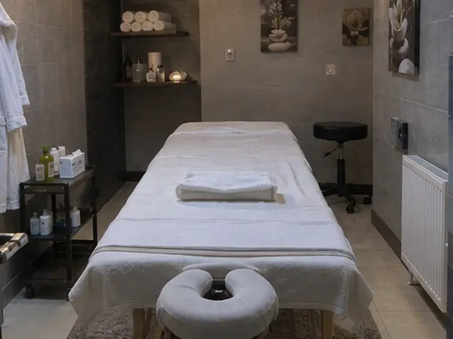 Raflarında havlu duran, bornozlu masaj odası — Subaşı, Masaj Salonun