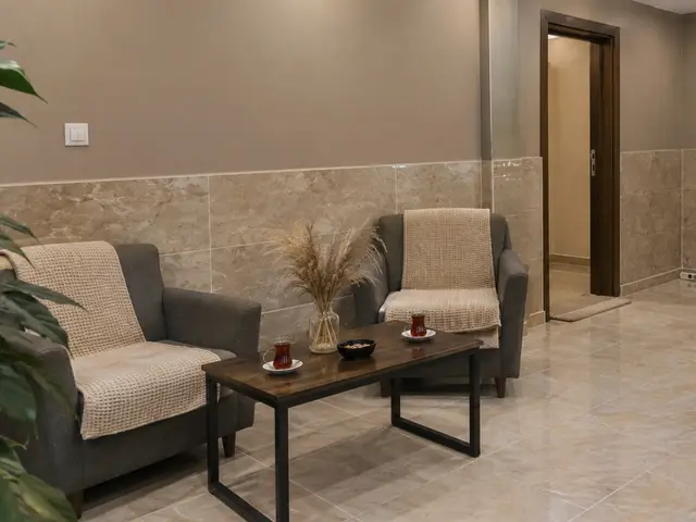Koltuklu, mermer zeminli bekleme alanı — Subaşı, Masaj Salonun